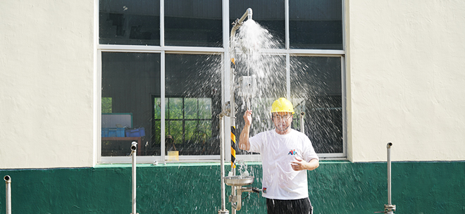 Lavage oculaire et douche d'urgence